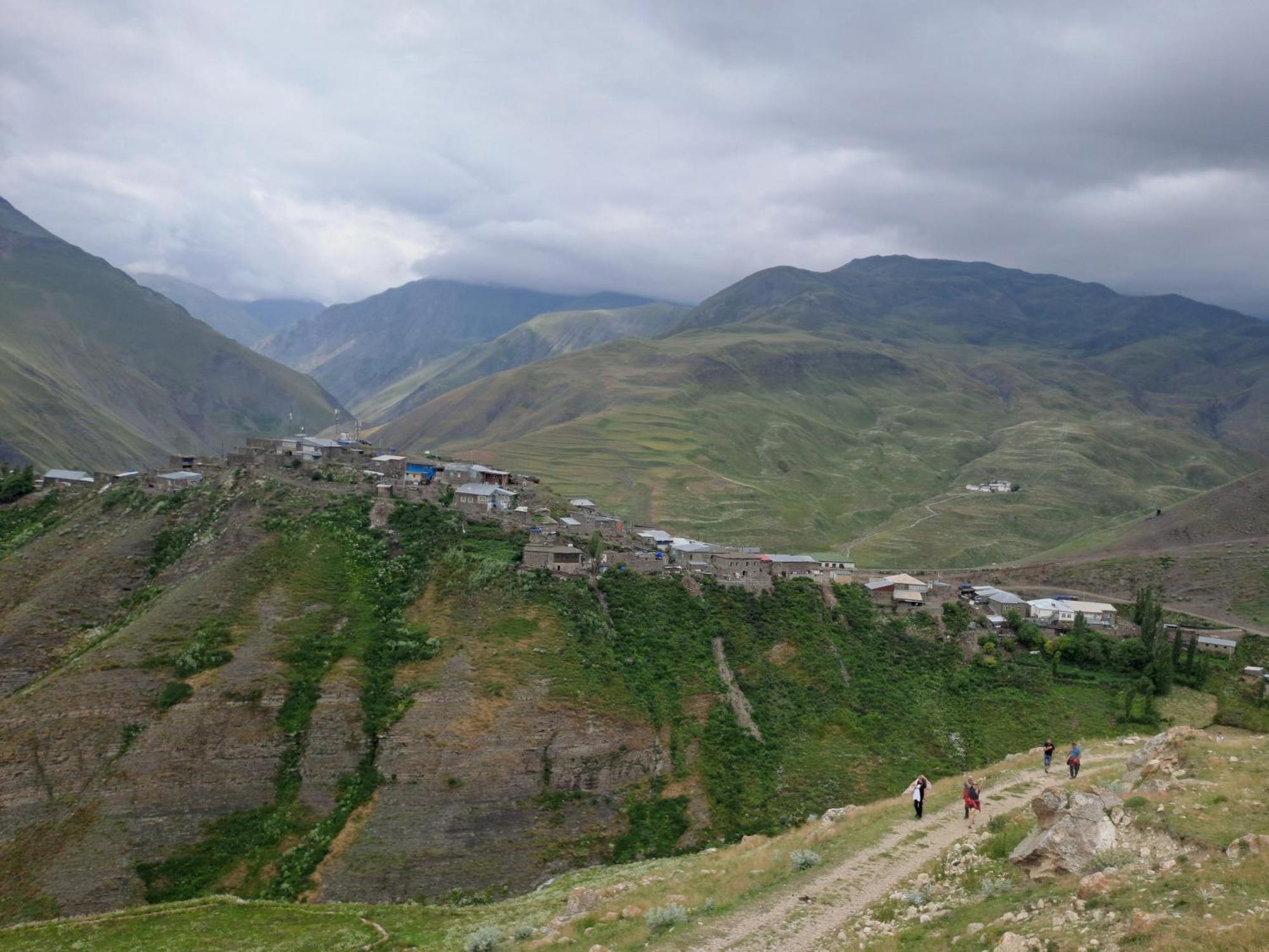 Xinaliq Khinalig Izzet'S Riverside Home Stay Exterior foto